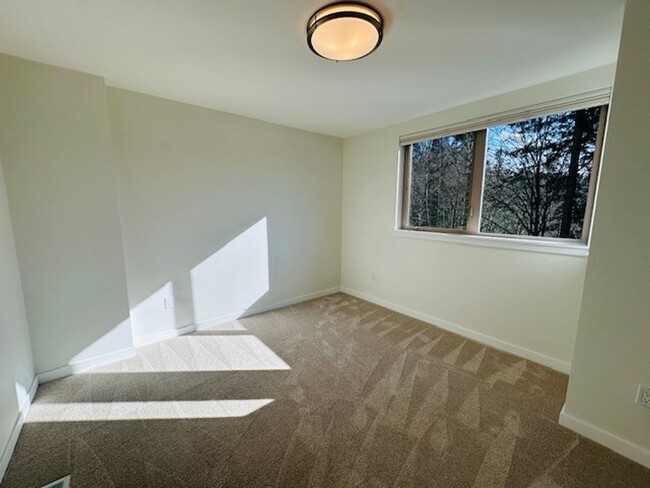 Building Photo - 3bd/2.5ba Issaquah Townhome