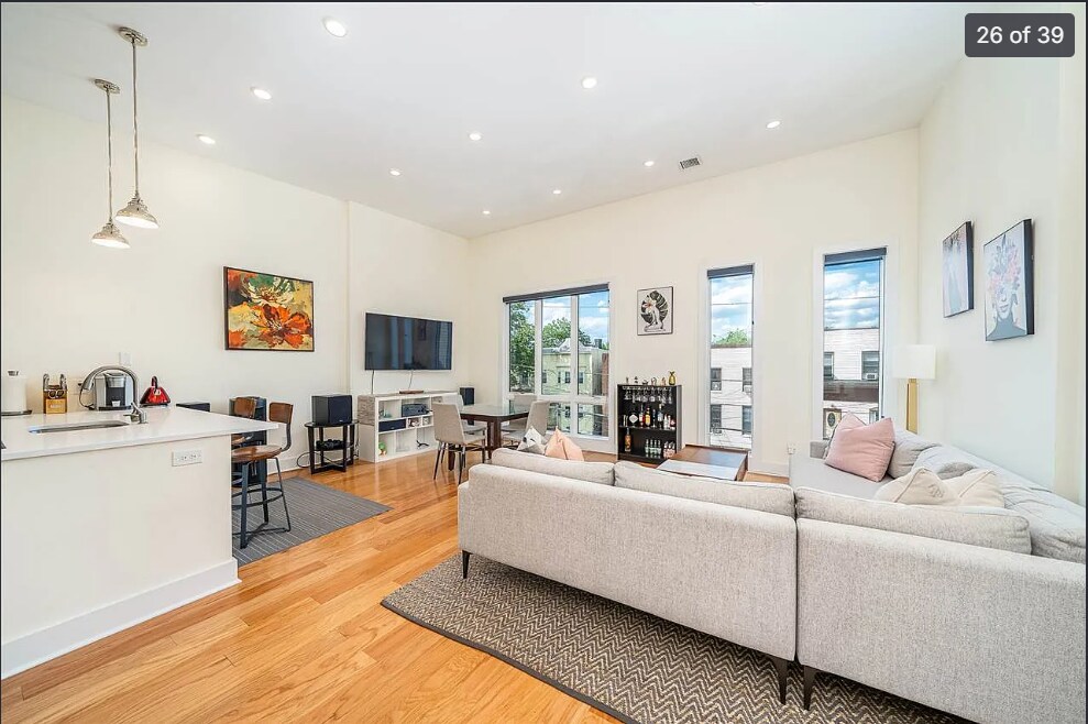 Building Photo - 209 Hutton St