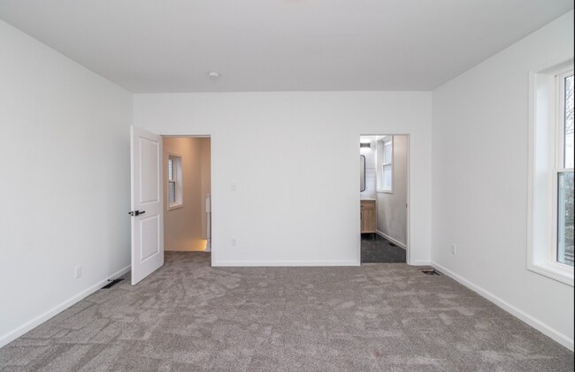 Building Photo - 270 Wortman St