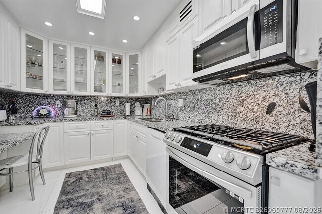 Building Photo - 2030 S Ocean Dr