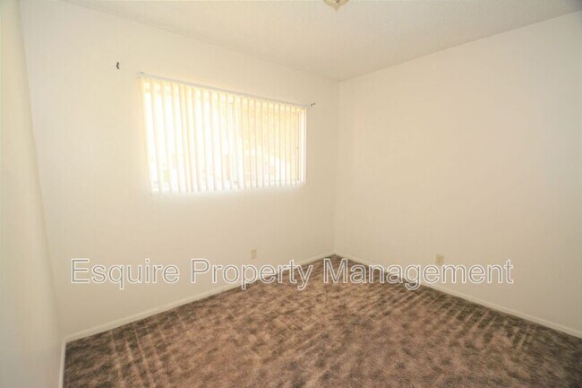 Building Photo - 2050 N Ventura Rd