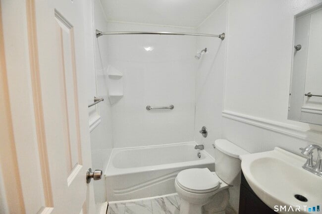 Building Photo - 136 Forest Rd