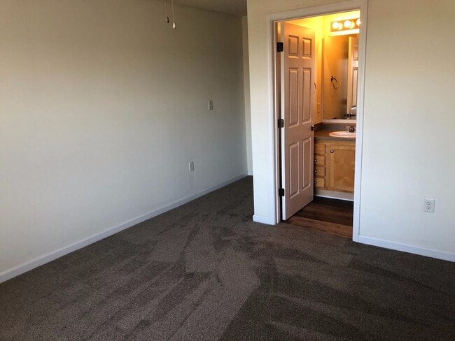 Building Photo - 2 Bedroom Renovated Hart's Cove Apartment!