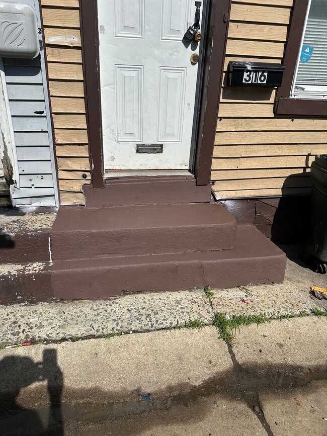 Building Photo - Recently updated Reading City 2 bedroom to...