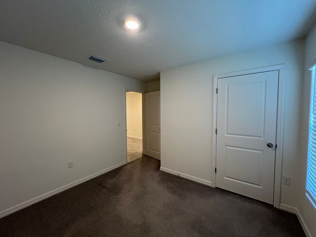 Building Photo - 4 Bedroom, 2 Bathroom Home in the Highly D...