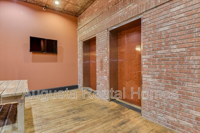 Building Photo - 936 Broad St