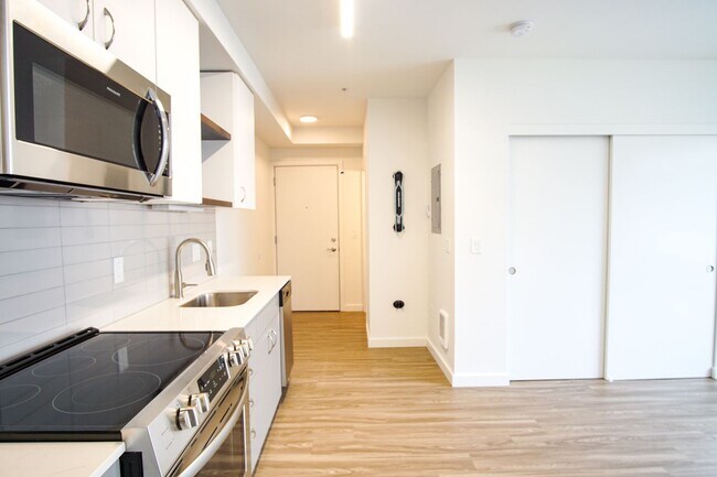 Building Photo - Impeccable Modern Studio with Luxe Finishes + Balcony!