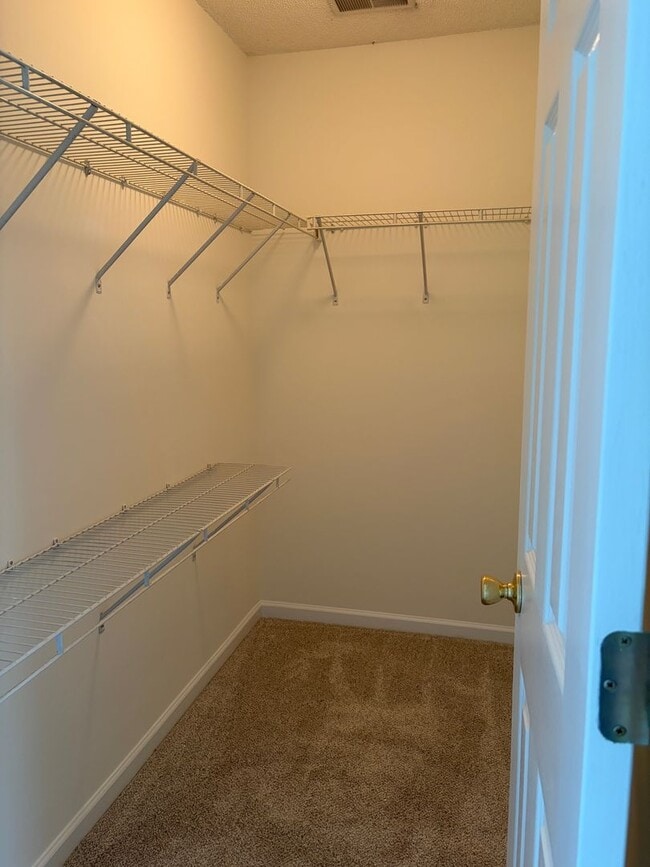 Building Photo - Charming Townhouse