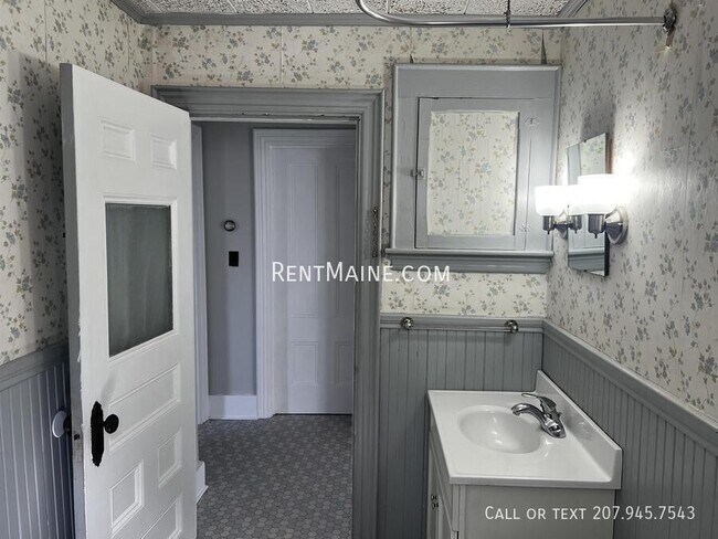 Building Photo - 445 Main St