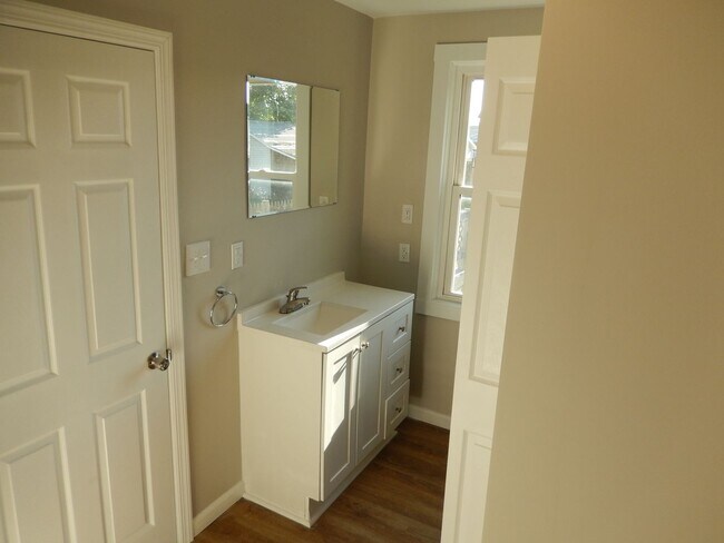 Building Photo - Newly Remodeled 3BR, 2BA, Single Family Home - SHOWING SOON!