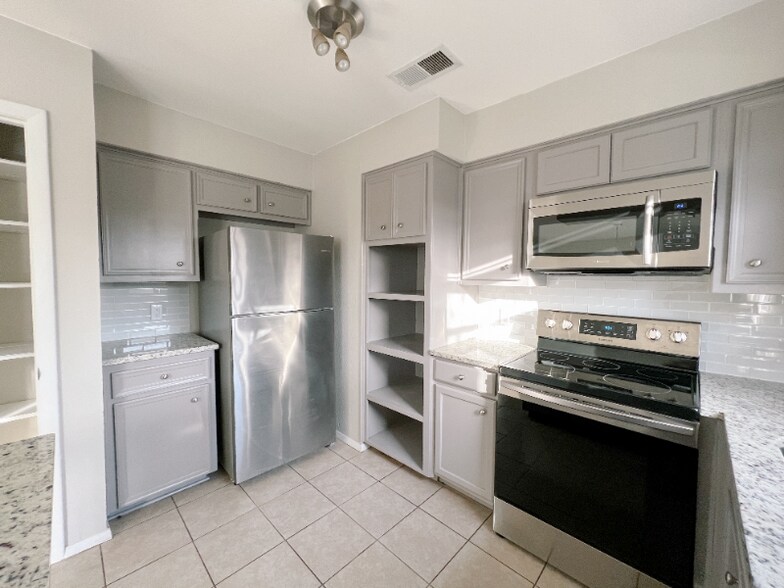 Building Photo - 1602 Dale Cove