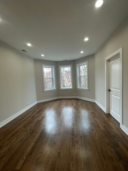 Building Photo - 3141 N Ridgeway Ave