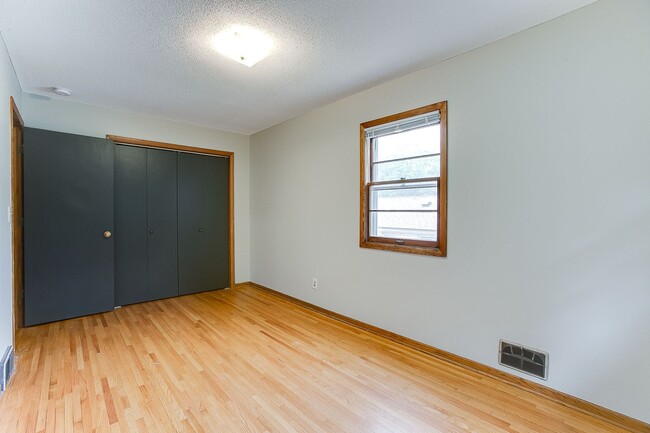 Building Photo - Updated 3 Bedroom Duplex in Battle Creek
