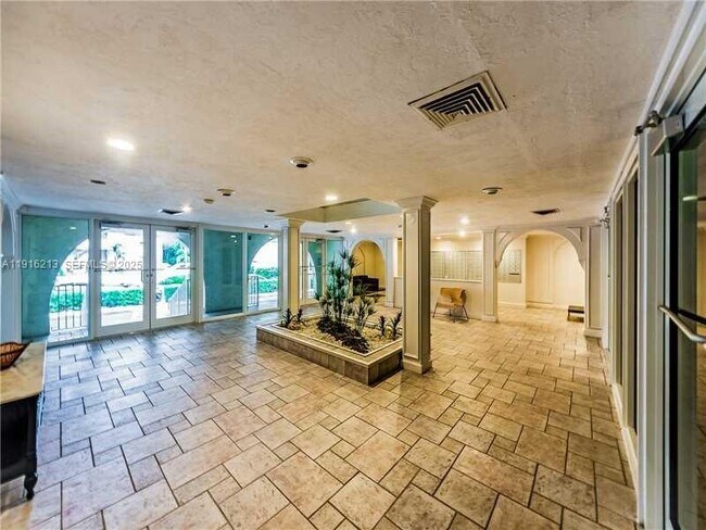 Building Photo - 100 Edgewater Dr