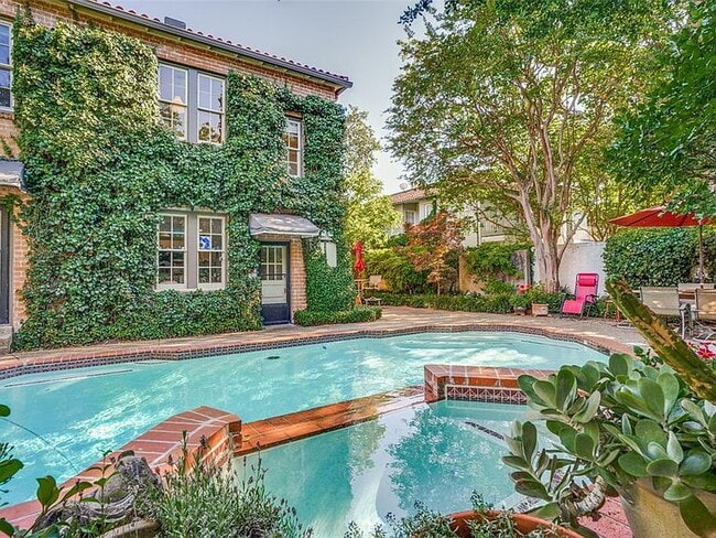 Building Photo - "Charming 3-Bedroom Home on University Blvd – Spacious 2402 Sq Ft with 2 Full Baths in Prime Univ...