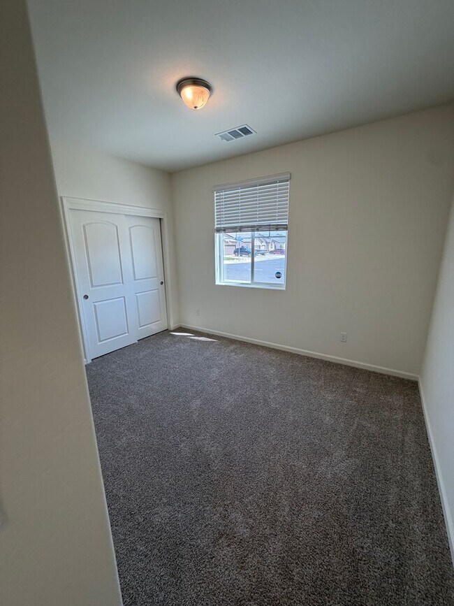 Building Photo - Beautiful Home for rent in Tulare!