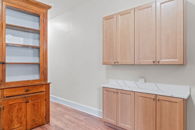 Building Photo - Spacious 6BR/2.5BA in CV AVAILABLE June 2026