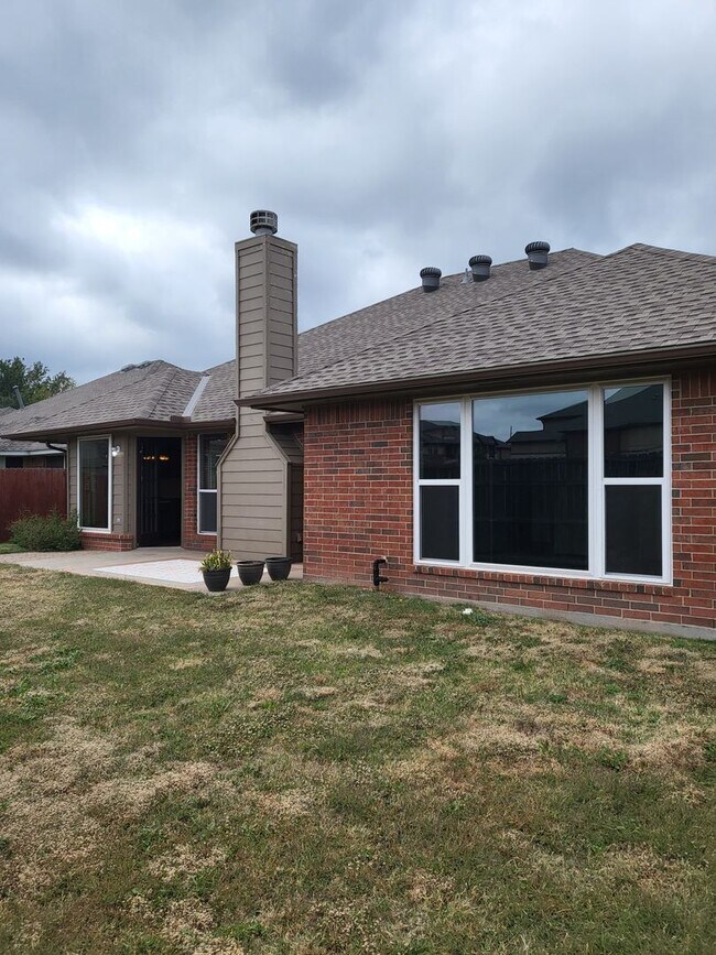 Building Photo - (3) Bed/(2) Bath + Study/Office in NW Norman! Storm Shelter! Neighborhood Pool!