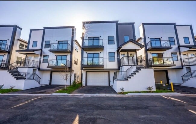 Building Photo - 716 Seaport Dr.