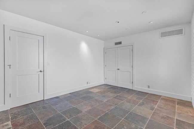 Building Photo - Mid-century modern home in Arcadia with pr...