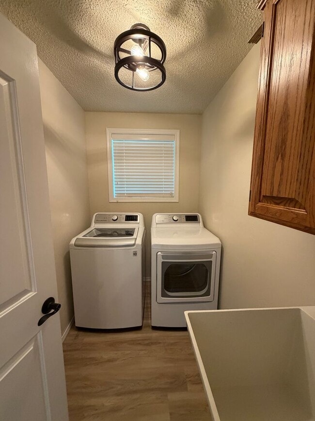 Building Photo - Hard to find 3 Bdrm, 2 Bath home in Harbor isles on the canal 2 miles to Sky Lakes Medical Ctr an...