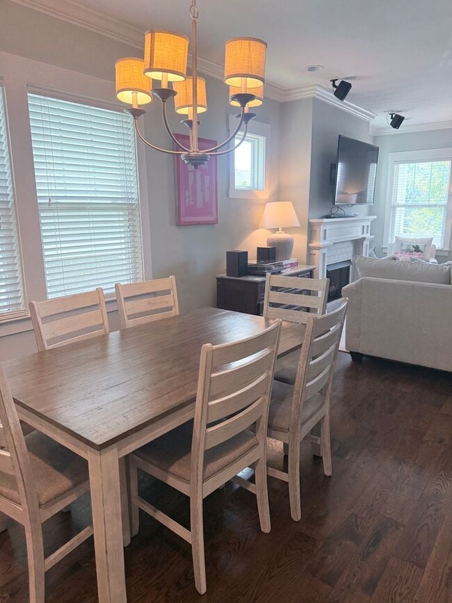 Building Photo - 3 bedroom/3 bath in The Nations!