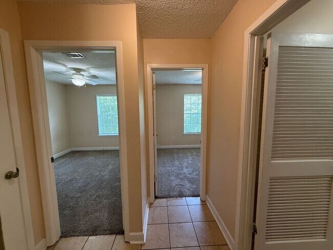 Building Photo - Pensacola - Ferry Pass - 2 bedroom, 1 bathroom - lawn care included