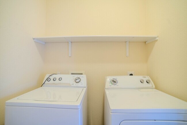 Building Photo - "Spacious 4-Bedroom Retreat with 2.5 Baths...