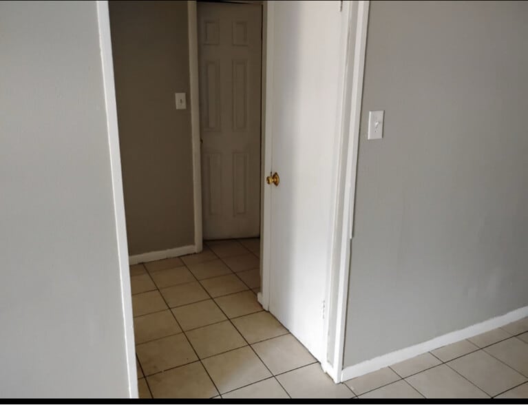 Building Photo - 301 E Arden Dr