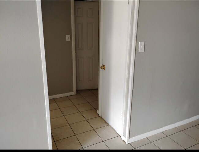 Building Photo - 301 E Arden Dr