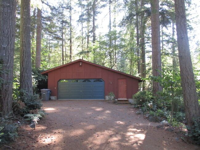 Building Photo - Beautiful 3 bedroom Log Home on large lot ...