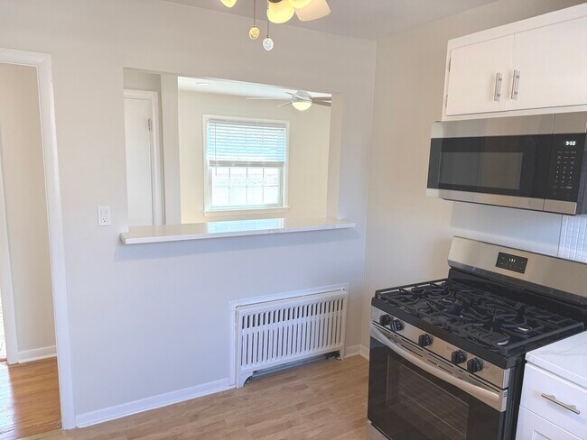 Building Photo - 2718 W Balmoral Ave