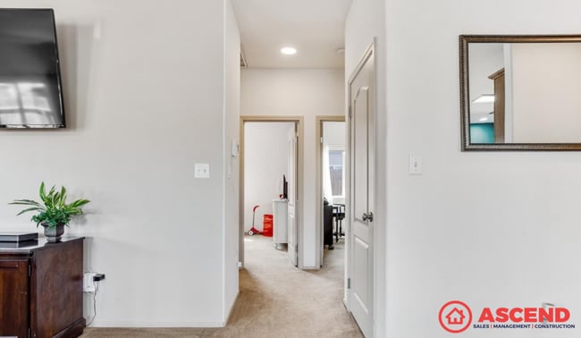 Building Photo - Charming 4 Bedroom Home!