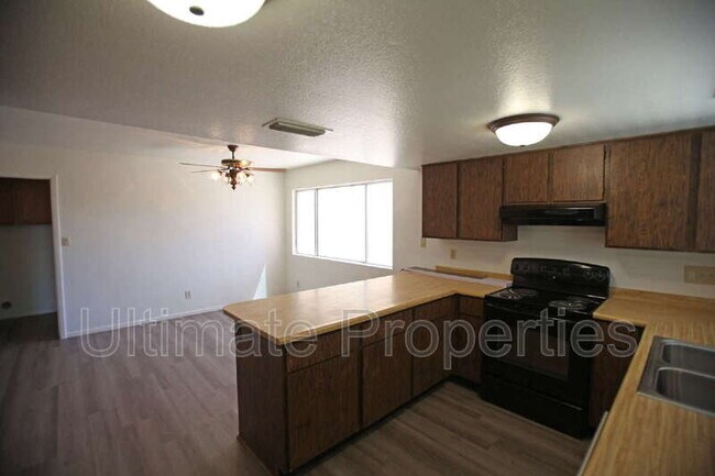 Building Photo - 5339 W Sunnyside Dr