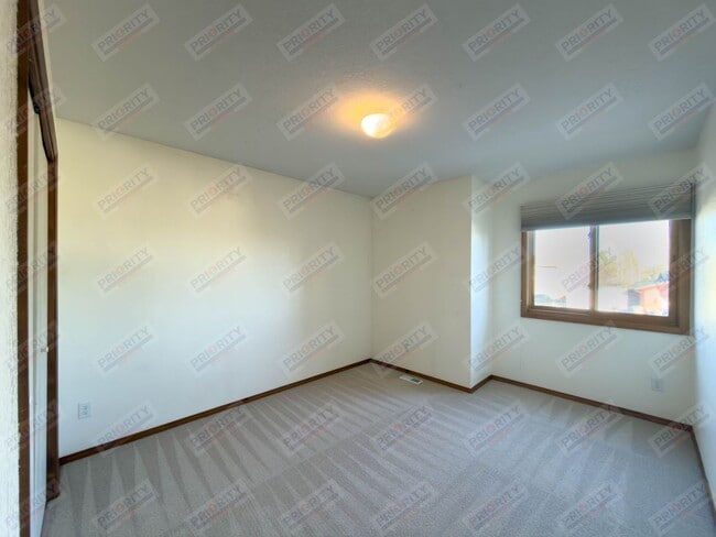 Building Photo - 3 bedroom, 2.5 bath Single-Family Home