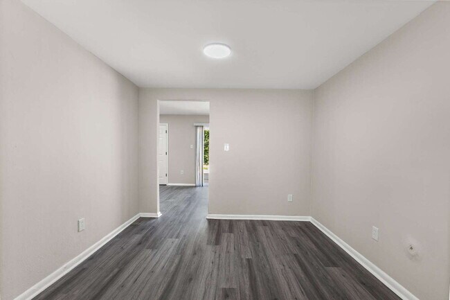 Building Photo - Redone townhouse