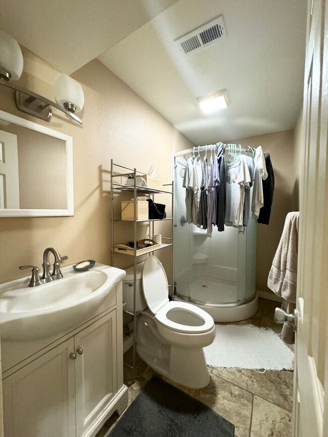 Building Photo - 3 Bedroom, 3.5 Bathroom Townhome, Close to...