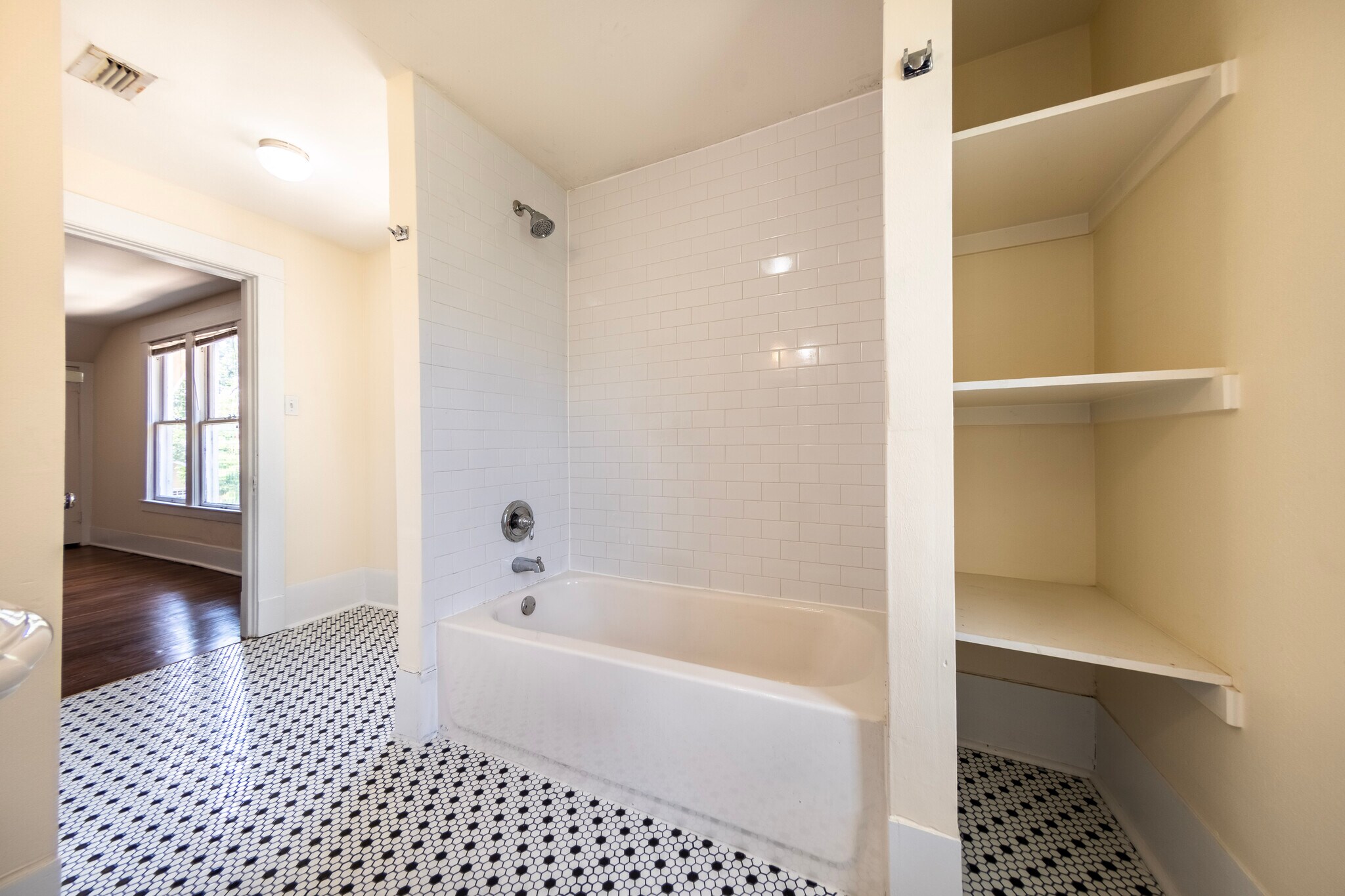 Building Photo - 5336 Junius St