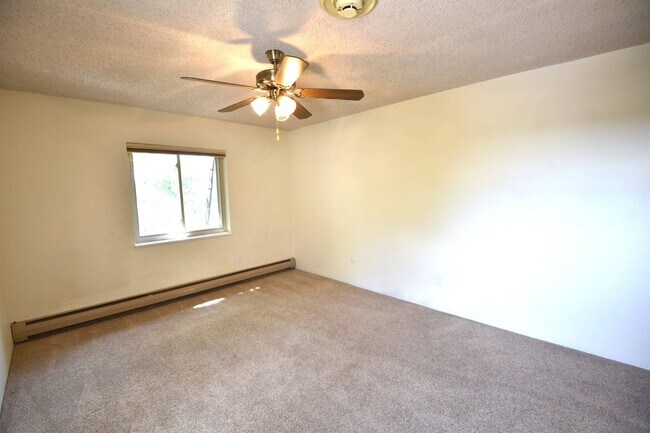 Building Photo - 3 Bedroom, 2 Bathroom Penthouse Condo in North Boulder.