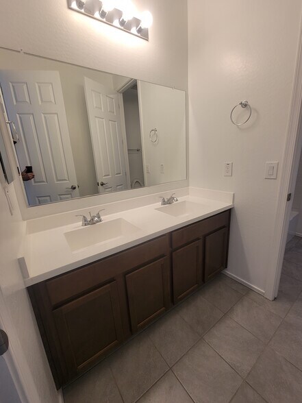 Building Photo - 18020 W Orchid Ct