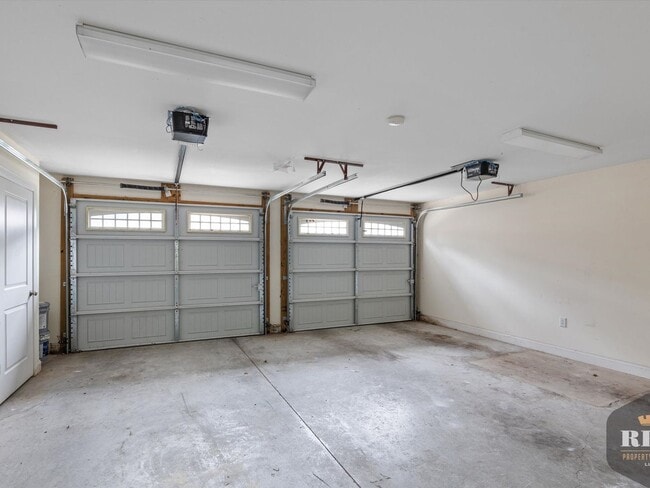 Building Photo - 3 Story Townhome, New Wood Floors, Great W...