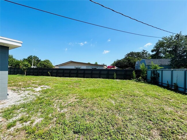 Building Photo - 6603 Cocos Dr