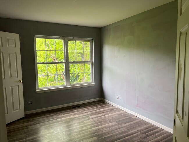 Building Photo - 460 Lancaster Dr