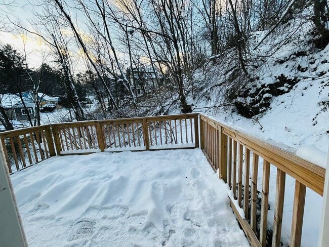 Building Photo - 541 Roseland Ave