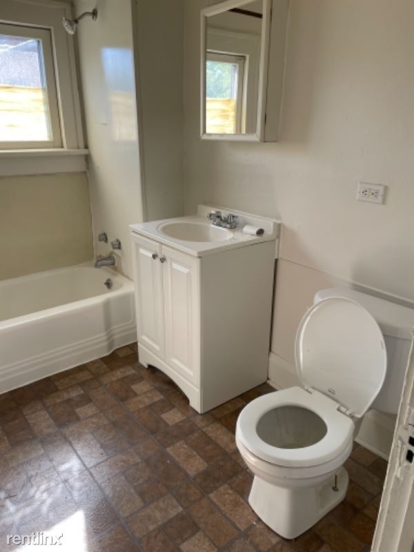 Building Photo - 2 br, 1 bath Townhome - 5 Circle St