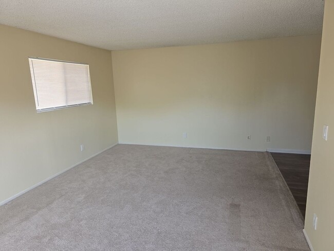 Building Photo - Desirable one level condo near pool