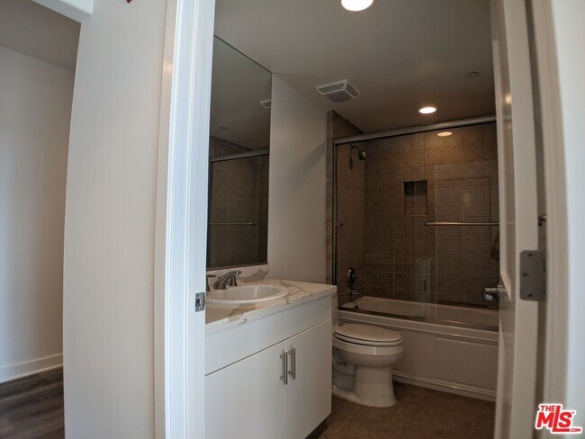 Building Photo - 5143 White Oak Ave