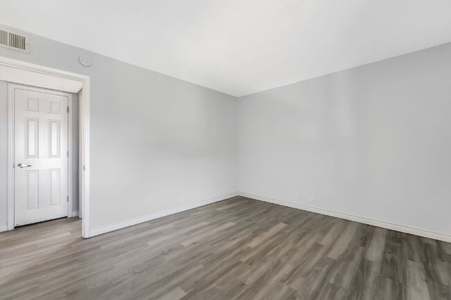 Building Photo - Guard Gated Community - 2 bedroom and 1 bathroom, Upstairs Unit Private Balcony Over looking Park...