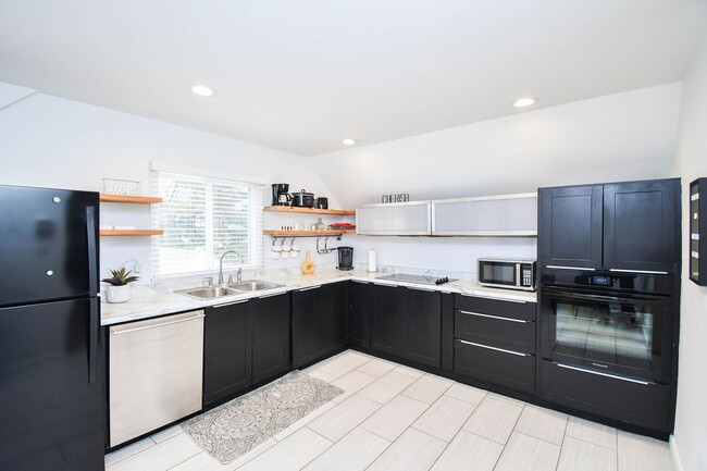 Primary Photo - Cozy & Fully Furnished 1-Bedroom Near Sanf...