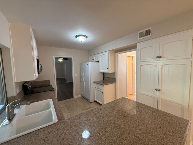 Building Photo - 5 bed 2.5 bath on New Mills!